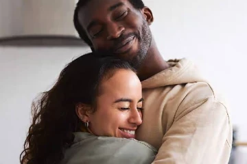 கட்டிப்பிடி வைத்தியம் செய்யும் பெண்; ஒரு மணி நேரத்திற்கு எவ்வளவு வருமானம் தெரியுமா ?