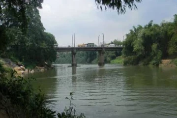 பிள்ளைகளின் கண் முன்னே தாய் எடுத்த விபரீத முடிவு! விரைந்து செயற்பட்ட இளைஞன்