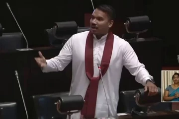 "පොලිස්පතිතුමාට කියන්නේ ආණ්ඩුවේ ලණු කන්න එපා" - නාමල් රාජපක්ෂගෙන් පාර්ලිමේන්තුවේදී සැර ප්‍රහාරයක්