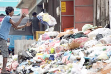 கொழும்பில் குவியும் குப்பைகள்