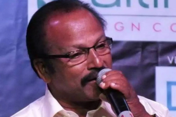 பாடிக்கொண்டிருந்த போது மேடையிலேயே உயிரிழந்த பிரபல பின்னணி பாடகர்! அதிர்ச்சி காட்சி | Malayalam Singer Edava Basheer Death Stage Video