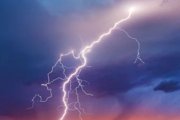 අකුණු සැර, පුද්ගල ජිවිතයකට ගෙනා සංවේදී ඉරණම.