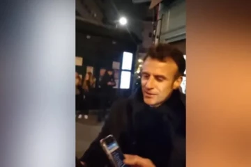 வீதியில் பாட்டுப்பாடிய பிரான்ஸ் ஜனாதிபதி மக்ரோன் - வெளியான காணொளி (VIDEO)