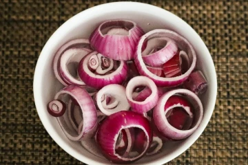 தினமும் ஒரு வெங்காயத்தை பச்சையாக கடித்து சாப்பிட்டால் என்ன நடக்கும் தெரியுமா?