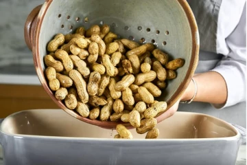 இரவு முழுவதும் வேர்க்கடலையை ஏன் தண்ணீரில் ஊற வைத்து சாப்பிட வேண்டும்? நீரிழிவு நோயாளிகள் சாப்பிடலாமா?