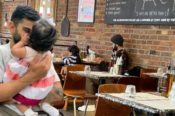 லண்டன் ஹொட்டலில் மகளுடன் இருக்கும் விராட் கோலி.., வைரலாகும் புகைப்படம்