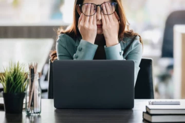 லீவு கிடைக்காமல் மேலாளர் முன் உயிரிழந்த பெண்; அதிர்ச்சியை ஏற்படுத்திய சம்பவம்!