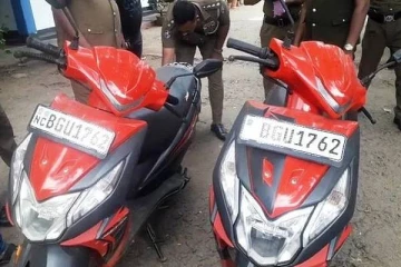 ஒரே இலக்கத் தகடுகளை கொண்ட இரு மோட்டார் சைக்கிள்கள் - தீவிர விசாரணையில் காவல்துறையினர் (படங்கள்)