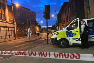 லண்டன் சாலையில் இளம்பெண்ணுக்கு கத்திக்குத்து: இளைஞரை கைது செய்த பொலிஸார்