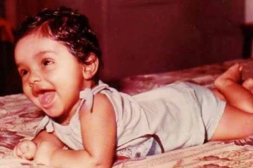 சிறுவயதில் செம கியூட் சிரிப்புடன் இருக்கும் இந்த பிரபல நடிகை யார் தெரியுமா?- டாப் நாயகி தான்