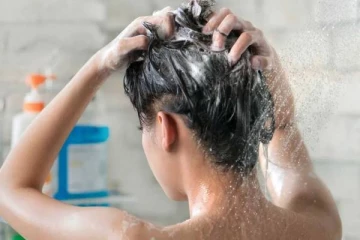 தினமும் தலைக்கு குளிக்கலாமா, கூடாதா? ஷாம்புவை எப்படி பயன்படுத்தலாம்?