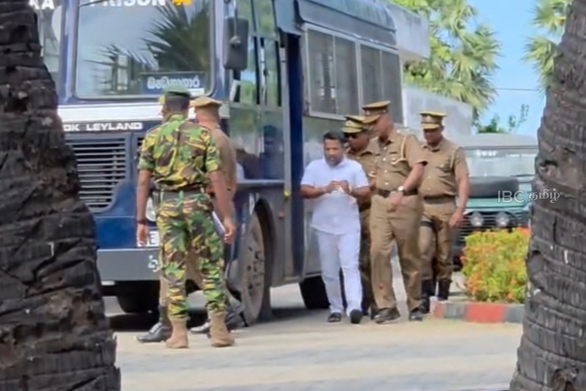 கொலை வழக்குகள் தொடர்பில் நீதிமன்றத்தில் முன்னிலைப்படுத்தப்பட்ட பிள்ளையான்! | Pillayan Produced At Batticaloa Court Today