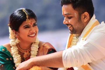 பாடகி ஸ்வாகதா கிருஷ்ணனுக்கு திருமணம் முடிந்தது! அழகிய ஜோடியின் போட்டோஸ்