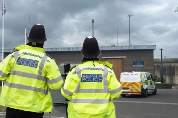 பிரித்தானிய சிறைச்சாலையில் அதிகாரிக்கு நேர்ந்த பயங்கரம்: கொலை முயற்சி குற்றச்சாட்டை எதிர்கொள்ளும் நபர்!