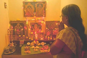 வீட்டு பூஜை அறையில் சிலைகள் வைத்து வழிபடலாமா? இந்த தவறை மட்டும் செய்யாதீங்க