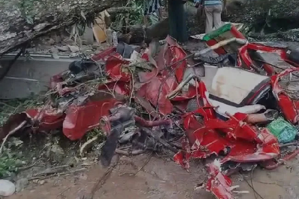 இரவு நேரம் இடம்பெற்ற கோரவிபத்து : ஒருவர் பலி சிறுமி உட்பட மூவர் படுகாயம் | Tree Fell Onto A Moving Three Wheeler