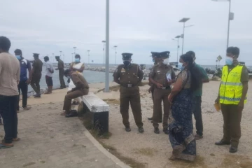 கை, கால்கள் கட்டப்பட்டு வீதியோரத்தில் கைவிடப்பட்ட நிலையில் மீட்கப்பட்ட பெண்!