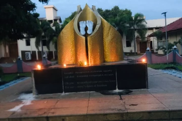 யாழ் பல்கலையில் தடைகளைத் தாண்டி மாவீரர்களுக்கு அஞ்சலி ( படங்கள்)