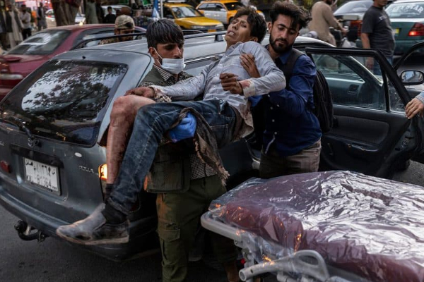 காபூல் விமான நிலையம் அருகே இரட்டை வெடிகுண்டு தாக்குதலில் அமெரிக்க ராணுவ வீரர்கள் உள்பட 73 பேர் பரிதாப பலி! | World Viral News