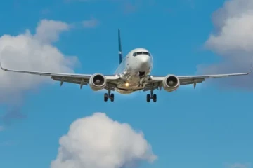 பறந்து கொண்டிருந்த விமானத்தில் பாலியல் சேட்டை ; இலங்கையில் கைதான இந்திய பிரஜை