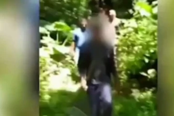 14 හැවිරිදි දැරියක් පැහැර ගත් බවට සැක පිට පෙම්වතා බව විශ්වාස කරන පුද්ගලයෙකු අත්අඩංගුවට  ගත් හැටි.. (VIDEO )