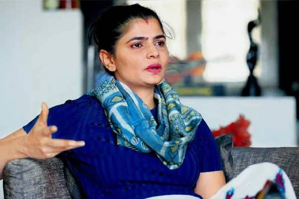ரோபோ சங்கர் இறுதி ஊர்வலத்தில் மனைவி நடனம்: வெளுத்து வாங்கிய பாடகி சின்மயி | Sinmayi Speaks Robo Shankar Wife Funeral Dance