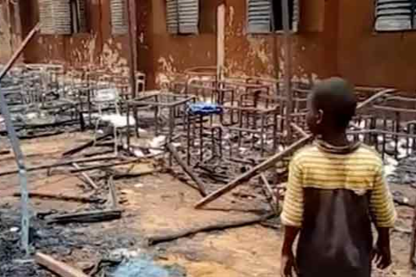 நைஜர் பள்ளியில் திடீர் தீ விபத்து! 26 குழந்தைகள் உடல் கருகி பலியான சோகம்.. கதறும் குடும்பத்தினர் | 26 Children Killed In Fire Accident At Niger