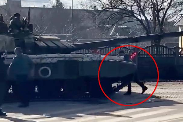 ரஷ்ய பீரங்கிகளை துணிந்து தடுத்து நிறுத்தும் உக்ரைனிய மக்கள்! வைரலாகும் காட்சி | Russia Troops Danks Resistance Ukrainian War