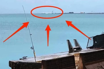 விமான தள ஓடுகளத்தை தாண்டி கடலில் இறங்கிய விமானத்தால் பரபரப்பு!