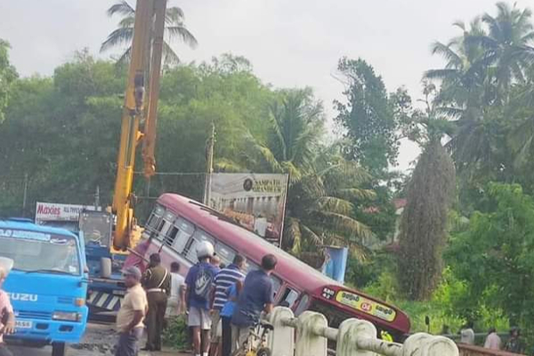 புத்தளம் - கொழும்பு வீதியில் திடீர் விபத்து - பாலத்துக்குள் பாய்ந்த அரச பேருந்து (படங்கள்) | Accident Police Investigating Srilanka