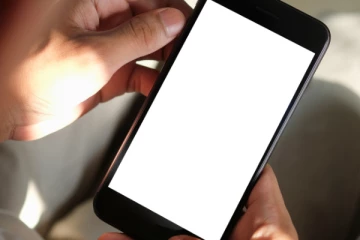 மாணவியொருவரின் காணொளி அழைப்பை வைத்து அச்சுறுத்திய இருவர் கைது