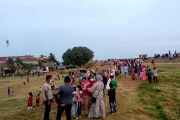 தென்னிலங்கையில் திடீரென குவிந்த மக்கள் - கோவிட் தீவிரம் அடையும் என அச்சம்