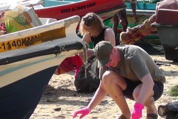 அருகம்பை கடற்கரையை சுத்தம் செய்த சுற்றுலா பயணிகள்