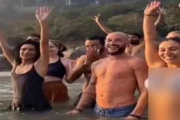 பிகினியில் வெளிநாட்டு பக்தர்கள் - ரிஷிகேஷ்-ஐ கோவா ஆக மாற்றி வருவதாக சர்ச்சை!