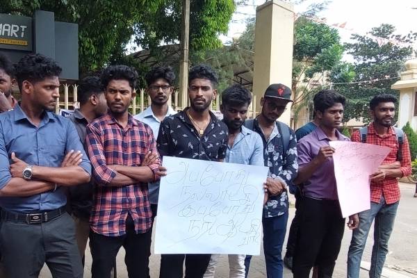 யாழ்.பல்கலைகழக மாணவர்கள் கவனயீர்ப்பு போராட்டம்(Photos) | Jaffna University Students Protest