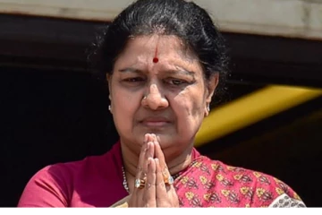 பள்ளி மாணவர்கள் உயிரிழப்பு ஜீரணிக்க முடியாத வேதனை அளிக்கிறது - சசிகலா இரங்கல்