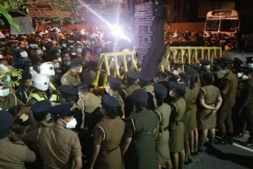 போராட்டம் மேற்கொண்டு மின்சாரத்தை திரும்ப பெறவேண்டிய நிலையில் இலங்கை மக்கள்