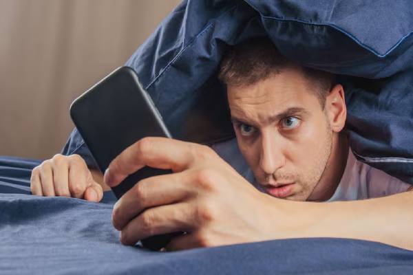 காலையில் எழுந்தவுடன் மொபைல் பார்க்கும் பழக்கம் இருக்கா? அப்போ இந்த ஆபத்து வரும்! | Effects Of Early Morning Phone Using காலையில் எழுந்தவுடன் மொபைல் பார்க்கும் பழக்கம் இருக்கா? அப்போ இந்த ஆபத்து வரும்! | Effects Of Early Morning Phone Using