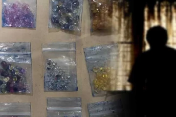 பெருமளவு இரத்தின கற்களுடன் இந்தியா பறக்க முயன்றவர் கட்டுநாயக்காவில் சிக்கினார்