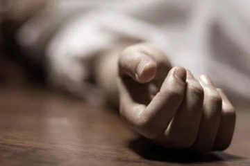 ගමන් කරමින් තිබූ ත්‍රීරෝද රථයකින් පුද්ගලයකු ඇද වැටෙයි - සිදු වූ සංවේදී දේ..