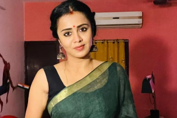 மாலத்தீவில் நீச்சல் குளத்தில் தொகுப்பாளினி அஞ்சனா போட்டோ- குவியும் லைக்ஸ்