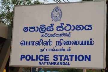 மணல் அகழ்வில் ஈடுபட்ட இரண்டு வாகனங்களுடன் சாரதிகளும் கைது(Photo)
