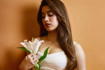 ஒரு வெள்ளை புறா!! ஸ்ரீதேவி மகள் ஜான்வி கபூரின் ரீசெண்ட் ஒயிட் போட்டோஷூட்..