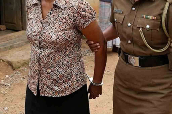 போலி தங்க ஆபரணங்கள் விற்பனை : பெண்கள் உட்பட் ஐவர் சிக்கினர் | Five People Arrested For Selling Fake Gold Items