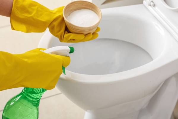 கறை படிந்த டாய்லெட்டை பளபளப்பாக்கும் திரவம்.. வீட்டிலேயே செய்வது எப்படி? | How To Clean Toilet Tricks கறை படிந்த டாய்லெட்டை பளபளப்பாக்கும் திரவம்.. வீட்டிலேயே செய்வது எப்படி? | How To Clean Toilet Tricks