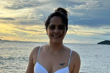 புஷ்பா பட நடிகை அனுசுயா பீச் உடையில் தாறுமாறு கவர்ச்சி