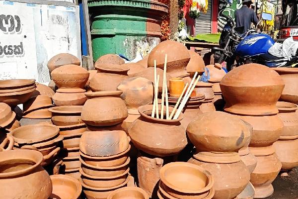 கொழும்பில் களைகட்டும் பொங்கல் வியாபாரம் ; மக்கள் வருகை அதிகரிப்பு | Weed Growing Pongal Business In Colombo Population கொழும்பில் களைகட்டும் பொங்கல் வியாபாரம் ; மக்கள் வருகை அதிகரிப்பு | Weed Growing Pongal Business In Colombo Population