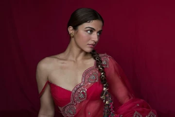 சேலையில் இவ்ளோ கவர்ச்சியா.. நடிகை வாமிகா கப்பி லேட்டஸ்ட் போட்டோஷூட்