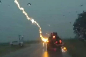 5 பேர் சென்ற காரில் திடீரென பாய்ந்த மின்னல்- அடுத்து நடந்தது சம்பவம் என்ன? அதிர்ச்சி வீடியோ