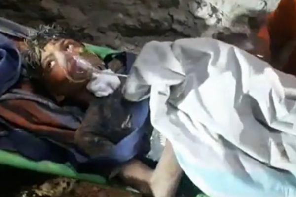 ஆழ்துளை கிணற்றில் விழுந்த 11 வயது சிறுவன்! 104 மணி நேரத்திற்கு பின்பு உயிருடன் மீட்பு | 11 Years Boy Borewell 104 Hrs Save In Tamil